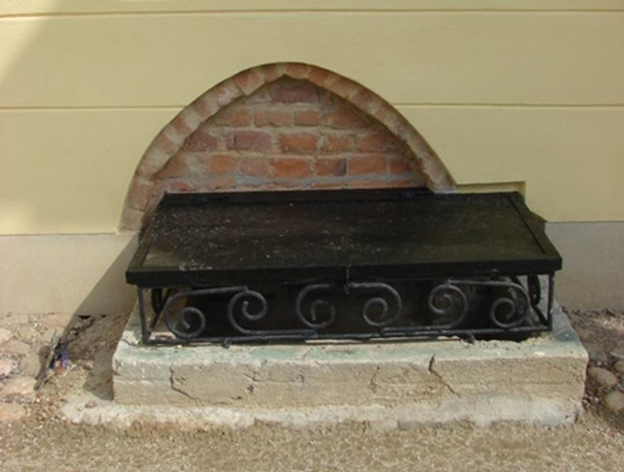 Ostrołukowe okienko piwniczne w elewacji ogrodowej pałacu